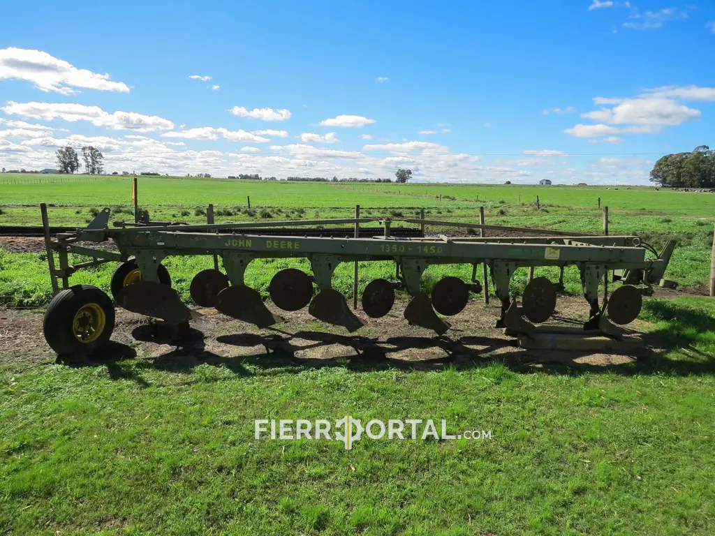Arado semi-montado John Deere 1350–1450