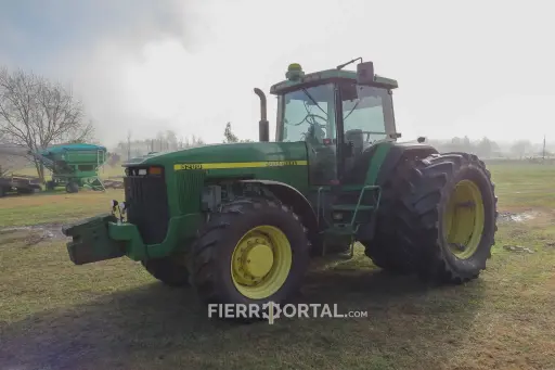 [REF:011-037] Tractor John Deere 8200